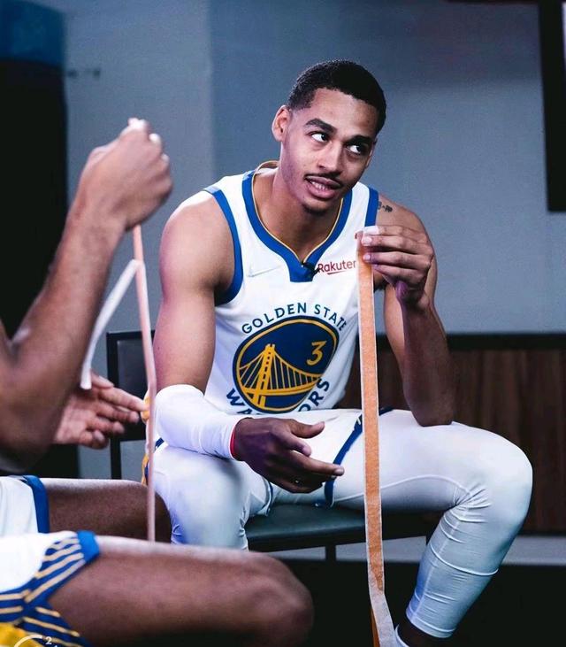 JackeyLove连续二十场比赛得分超过出色发挥，瑞士队不断突破！赛场气氛高涨