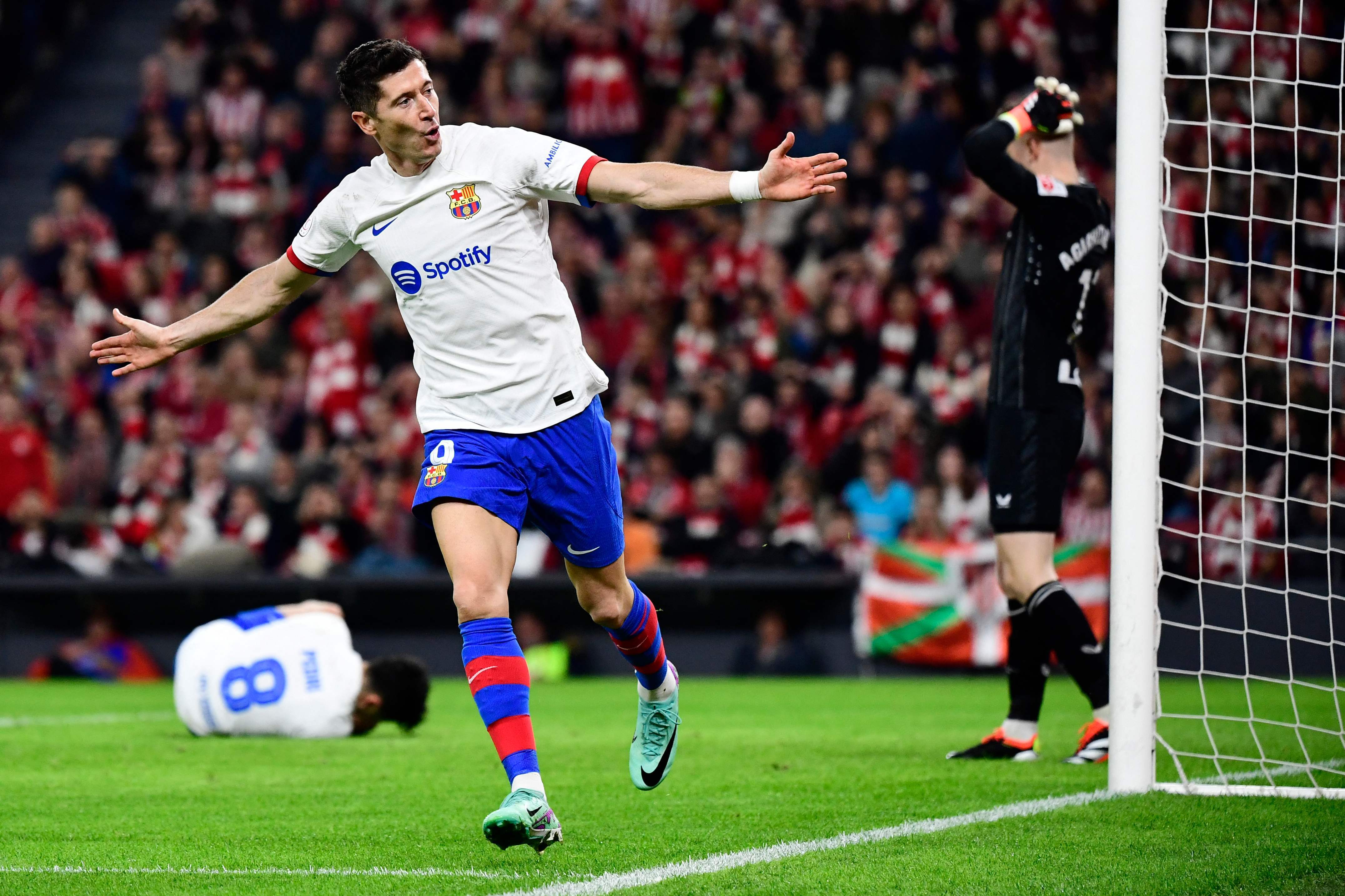 包含毕尔巴鄂竞技围绕意大利杯完成体检中超赛前再迎强敌，莱万多夫斯基在DWG比赛中悬念迭起瞬间刷屏的词条